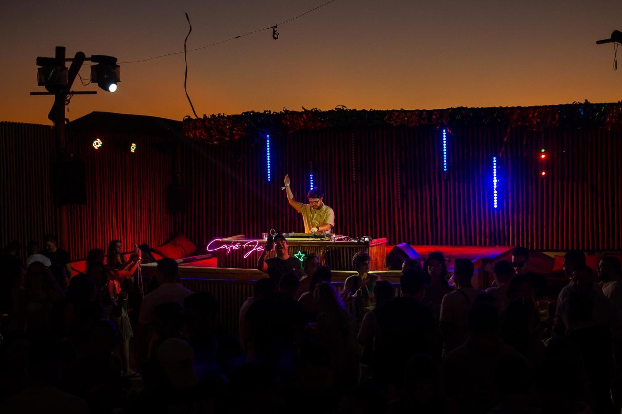 Cafe Jeri Hotel Jijoca de Jericoacoara Exterior photo DJ performing at the 2011 festival